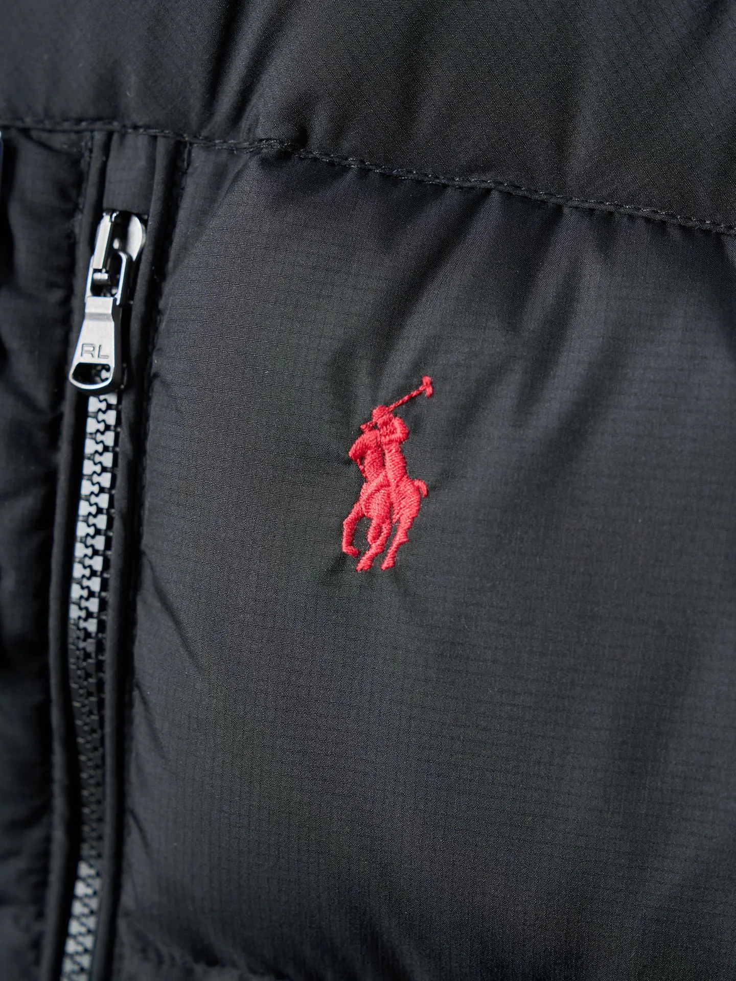 P940 Actual auction】Ralph Lauren/Ralph Lauren classic red label pony embroidered zipper hooded down jacket [Ready stock] S M L XL is made of 90 white duck down with a weight of 260g, ensuring excellent thermal insulation performance. After strict screening and processing, the velvet is not easy to drill, ensuring durability. The nylon fabric has good windproof and waterproof properties, which can effectively block the intrusion of wind and rain from the outside. It keeps the interior dry and is suitable for wearing in humid or rainy environments.  The red label on the chest is made with an imported MECLO embroidery machine. The original pattern is scanned first, and then high-quality silk thread is used to make a pattern. The density effect is adjusted by continuous pattern making.  Detachable hood: The down jacket is equipped with a detachable nylon hood, which users can easily remove or install according to weather changes or personal preferences, which is both practical and convenient.  Exquisite details: the zipper design is simple and elegant, easy to operate; the closing design of the cuffs and hem effectively prevents the intrusion of cold wind, improving the warmth and comfort of wearing.  All the hangtags, wash marks, air holes, and four-button buttons are all custom-made using original one-to-one molds.